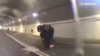 驚險！　重機隧道「翹孤輪」狂飆.重機誤上國道警追12km