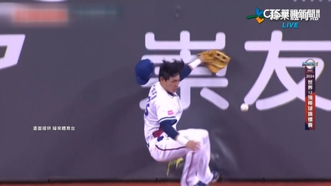 去年也發生過! 台日對決全壘打牆遭「踩破」引熱議