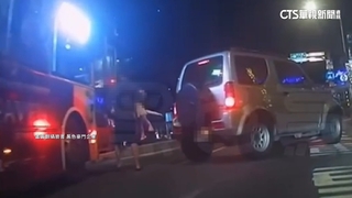 公車離站男子抱幼童攔車遭拒　竟失控重砸車門