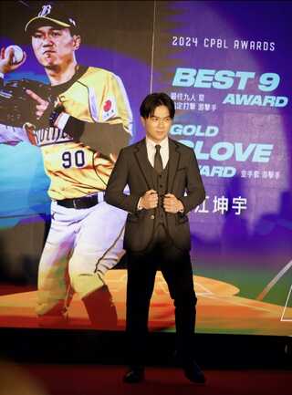 挨觸身球導致右上臂瘀青！　江坤宇發文報平安