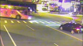 遊覽車失控衝對向車道　23歲女騎士「跳車」逃死劫