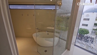 卡住硬拉惹禍？民宿浴室玻璃門爆裂　賠償談不攏