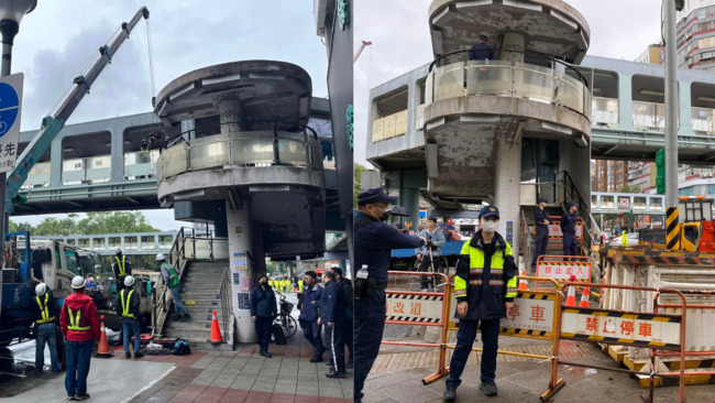 和平新生天橋「不具文化資產價值」　民團揭「蔣市府突襲封橋」：準備強拆 | 華視新聞