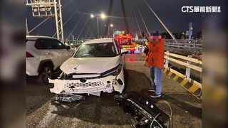 女駕試乘車疑路況不熟　自撞護欄車頭毀損