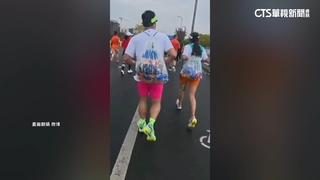 中國馬拉松選手拿大量物資　網轟丟人現眼