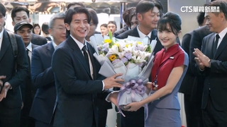 台灣12強出征東京！　甜美地勤獻花送機引熱議