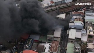 桃園鐵皮屋建物起火　濃煙竄至鐵軌飄異味