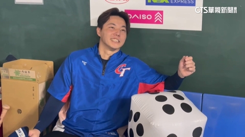 台美大戰球迷送好運 特製骰子象徵台灣隊「骰到6」