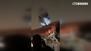 亂象！爬武嶺亭拍照　玩命年輕男「違法可罰3千」