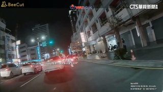 人行道變羽球場　童漏接球掉馬路　騎士急閃險撞