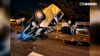 國1北上新營段重大車禍！5車追撞　兩車翻覆駕駛受困