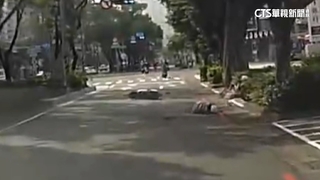 疑人孔蓋不平！6旬婦摔飛翻3圈慘死　家屬怒提國賠