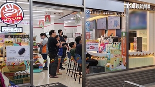 全台瘋棒球！超商購物.搭車通勤　緊盯轉播不錯過