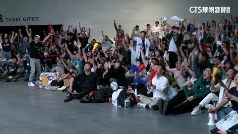 台灣隊奪棒球12強冠軍! 球迷看戶外轉播HIGH翻