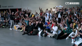 台灣隊奪棒球12強冠軍！　球迷看戶外轉播HIGH翻