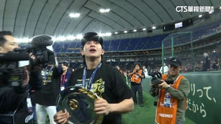 MVP轟三分砲助奪勝　陳傑憲舉獎牌尋妻：我老婆呢