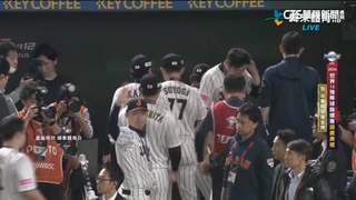 英雄惜英雄　日投手教練離場往台灣隊方向敬禮