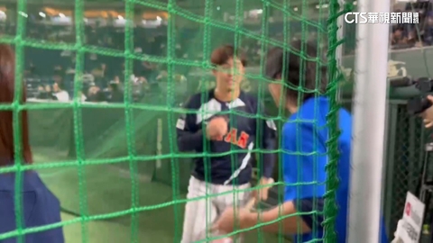 搭機也相遇! 陳傑憲.小園海斗爭冠前互換球棒