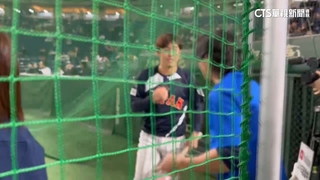 搭機也相遇！　陳傑憲.小園海斗爭冠前互換球棒