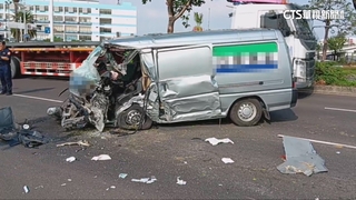 運鈔車疑失控撞對向2傷　幸車上400萬未遺失