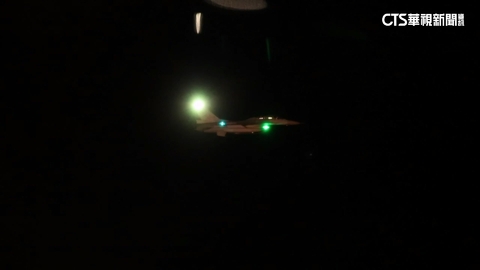 F-16升空! 高規格4架戰機伴飛迎台灣棒球英雄返國