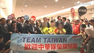 抓台灣英雄合照卡C位遭批蹭熱度　采盟道歉了　