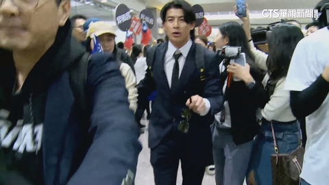 台灣英雄接機動線一團亂 陳傑憲無奈護妻兒