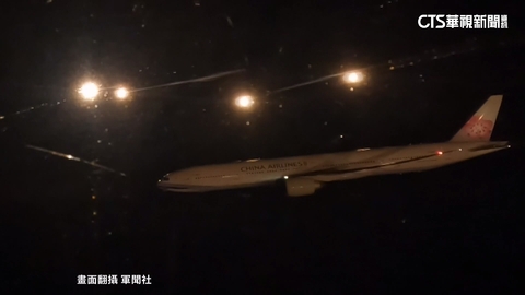 伴飛第一視角曝 巧!F16-V「冠軍飛官」伴飛棒球冠軍