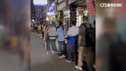 歡慶台灣隊奪冠發雞排 物品佔位.插隊口角亂象多