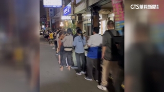 歡慶台灣隊奪冠發雞排　物品佔位.插隊口角亂象多