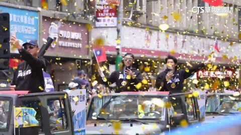 台灣英雄遊行登場 金彩帶噴發.萬人齊唱「台灣尚勇」
