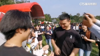 陳柏清返大學母校　師生熱烈歡迎.球迷索簽名