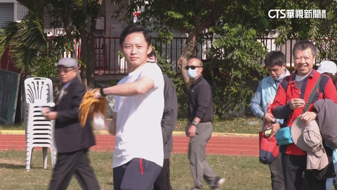 抗日投手江國豪回母校勉小選手 感念阿嬤鼓勵