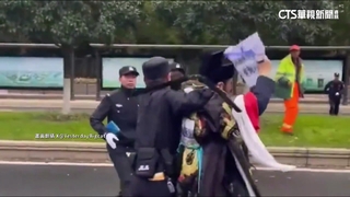 南京馬拉松驚見「包公」舉紙喊冤　遭大批警力帶走