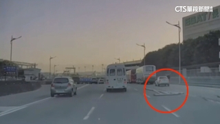 「限高架」遭聯結車撞搖搖欲墜後掉落　險砸後方車