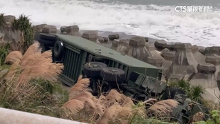 差不到10米就墜海！　愛國者飛彈維修車失控翻落海岸