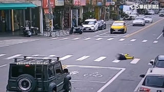 酒醉？惡作劇？行人突趴地「滾動式」過馬路　警依法開罰