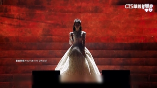 神反應！　IU造型師來不及下台　直接躲進「裙襬裡」