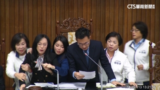 立院推擠！　藍提原民會委員無給職　陳瑩衝主席台嗆聲