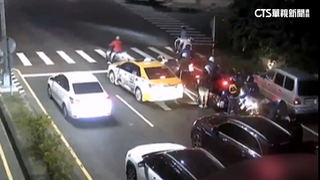 台南廂型車追撞10車！　1汽車+9機車撞一團6人傷