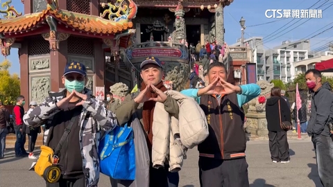 民眾頂低溫搭帳棚 搶排順澤宮世棒12強冠軍帽