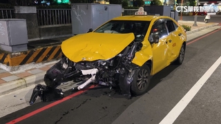 板橋清晨車禍　小黃直撞轎車波及待轉騎士