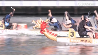 不畏低溫！冬季龍舟賽登場　選手穿防寒衣下水競賽