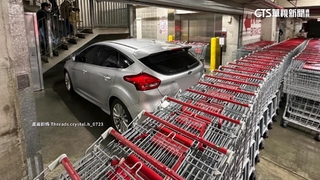 轎車違停貨梯前遭「推車牆圍攻」　賣場：非刻意包圍