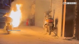 微電車等紅燈突起火　疑改裝過頭整車燒光