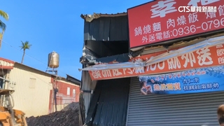 超載？聯結車臨停壓垮水溝蓋　整車側翻砸鐵皮飲料店