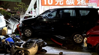 疑駕駛恍神擦撞汽機車　衝進燒烤攤害5人傷