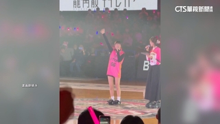 峮峮驚喜現身日本球場　擔任一日職籃應援