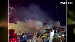 中壢汽車維修廠陷火海　百坪鐵皮廠房燒到變形