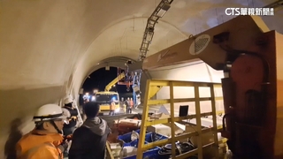 台62線燈軌又掉了！　瑪陵隧道垃圾車遭擊中車窗.後照鏡